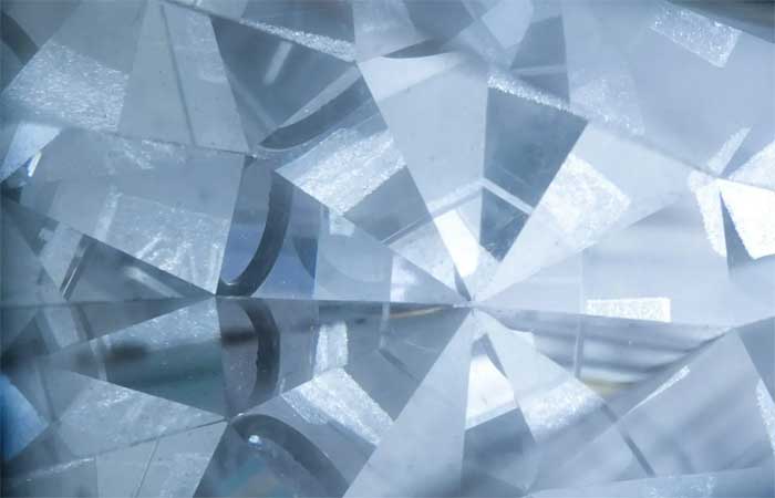 Time de cientistas usam lasers para recriar diamantes de plástico PET