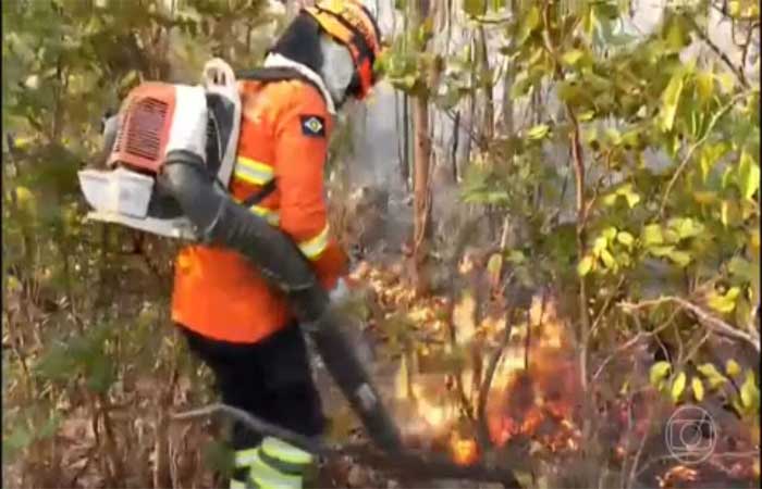Incêndio que já dura oito dias ameaça área de preservação em Mato Grosso