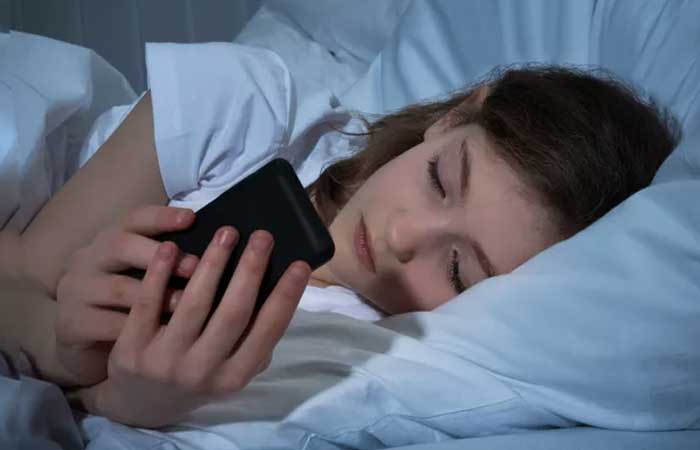 Crianças perdem uma noite de sono por semana por causa de redes sociais, diz estudo