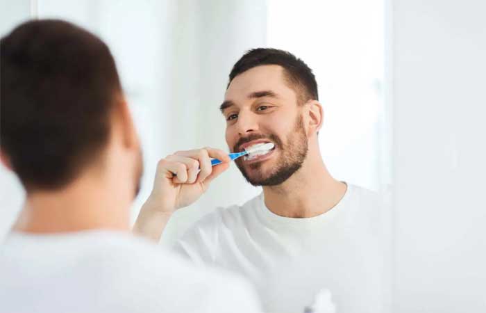 Vitamina B12: Se você notar isso enquanto escova os dentes, pode indicar deficiência