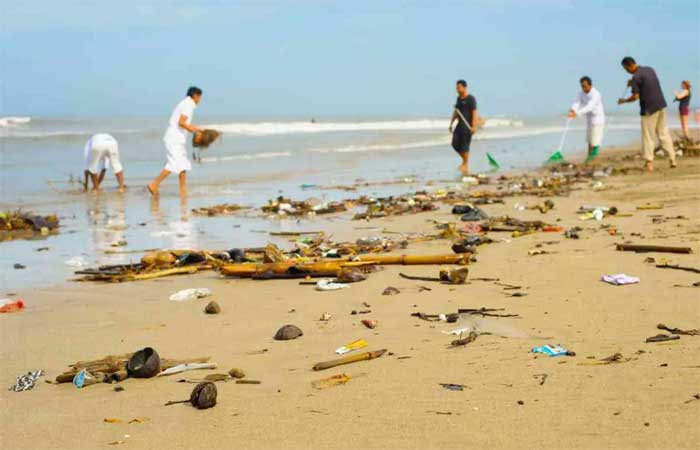 Na Indonésia, em vez de peixe, os pescadores serão pagos para apanhar resíduos de plástico nos mares