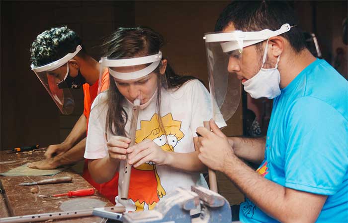 Jovens nordestinos criam instrumentos musicais com material reciclável