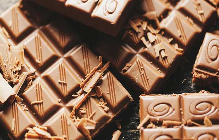 Por que o chocolate fica branco com o passar do tempo? Ainda é seguro comer?