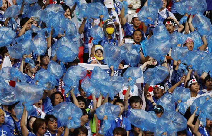 Copa do Catar: japoneses torcem com sacos de lixo levados para limpar as arquibancadas