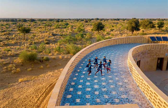 Escola no deserto indiano se mantém fresca mesmo no calor extremo