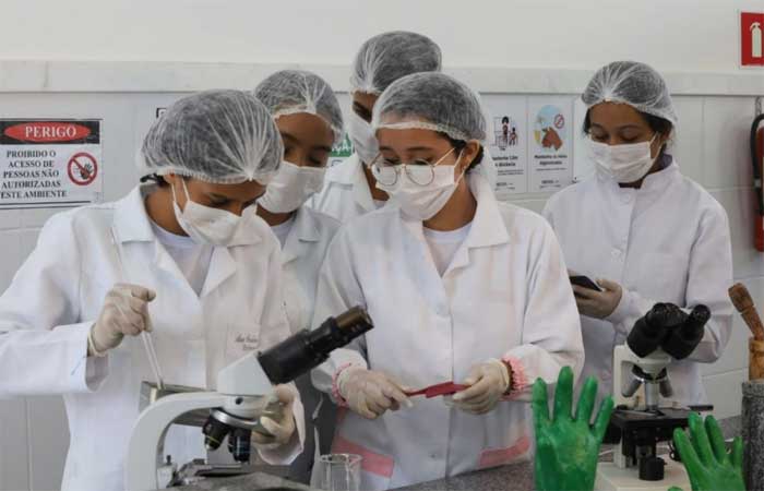 Estudantes baianos ganham prêmio nacional por criação de luvas de bioplástico