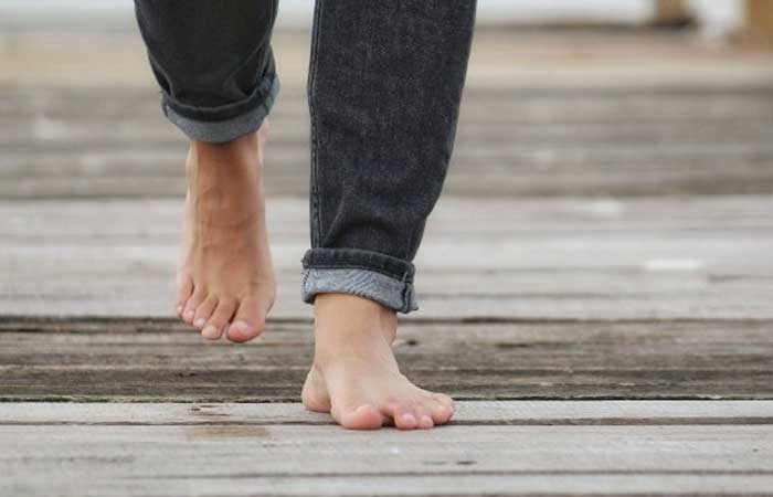 Os surpreendentes benefícios de andar de pés descalços