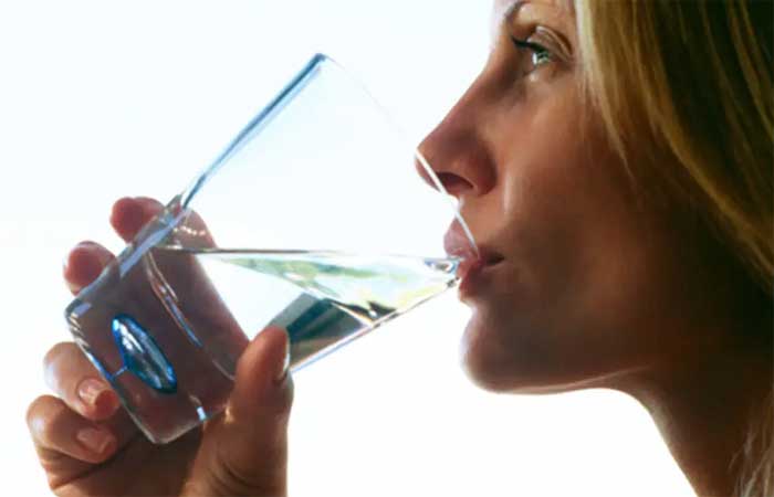 Dois litros? Oito copos? Afinal, quanta água precisamos beber por dia?