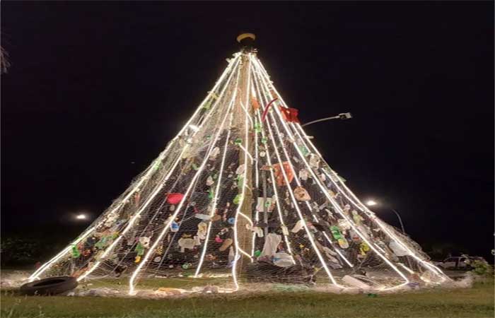 Ubatuba tem árvore de Natal com lixo recolhido das praias da cidade