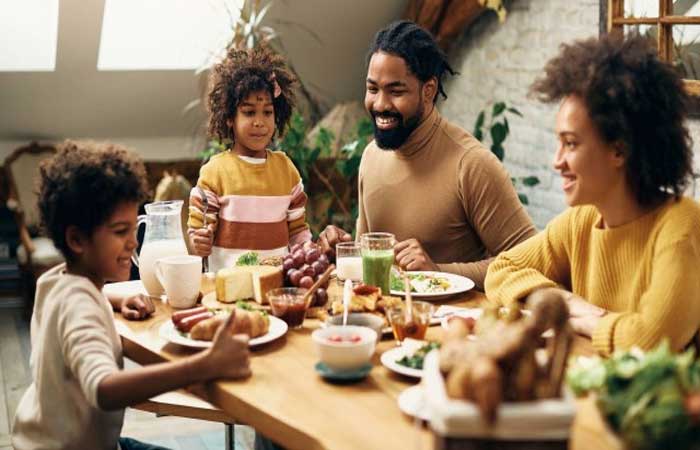 Refeições em família reduzem o estresse e melhoram a alimentação