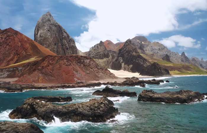 Pesquisadores descobrem rochas de plástico no arquipélago quase inabitado