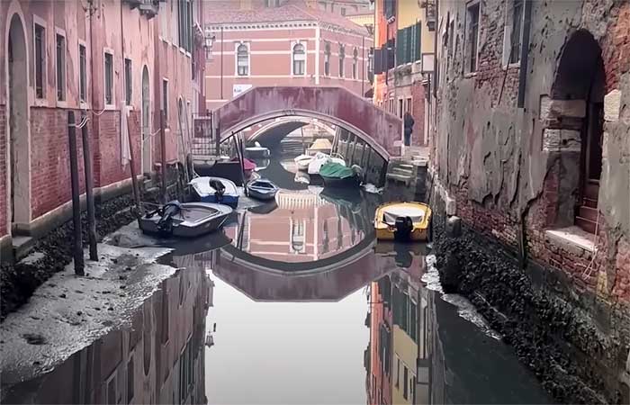 Falta de chuva e maré baixa deixam canais de Veneza secos
