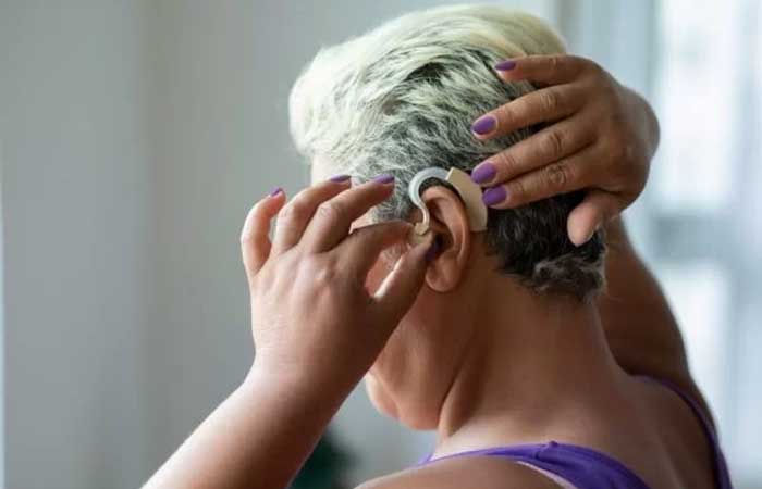 Usar aparelho auditivo pode diminuir risco de demência, diz estudo
