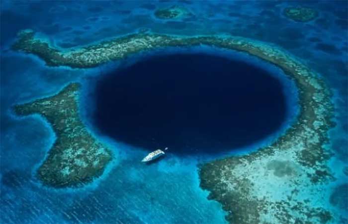 Pesquisadores descobrem segundo maior buraco azul do mundo na costa do México