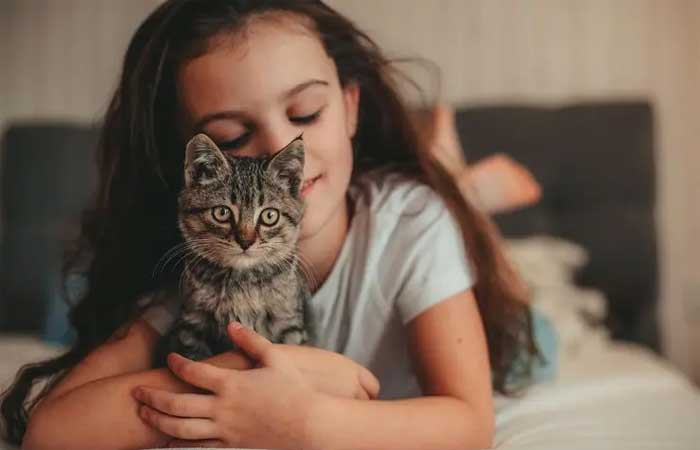 Melhores amigos: psicóloga destaca benefícios terapêuticos na convivência entre animais domésticos e crianças