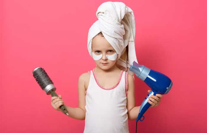 Dermatologista alerta para riscos do uso de secador de cabelo por bebês e crianças