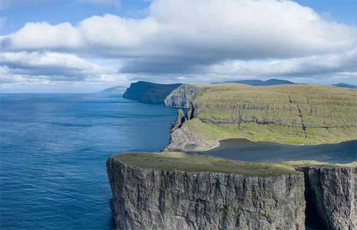 Magnificência da natureza! Este lago parece pairar sobre o oceano, e é onde está