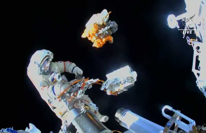 Astronauta joga 5 kg de lixo espacial para fora da ISS. Por que ele fez isso?