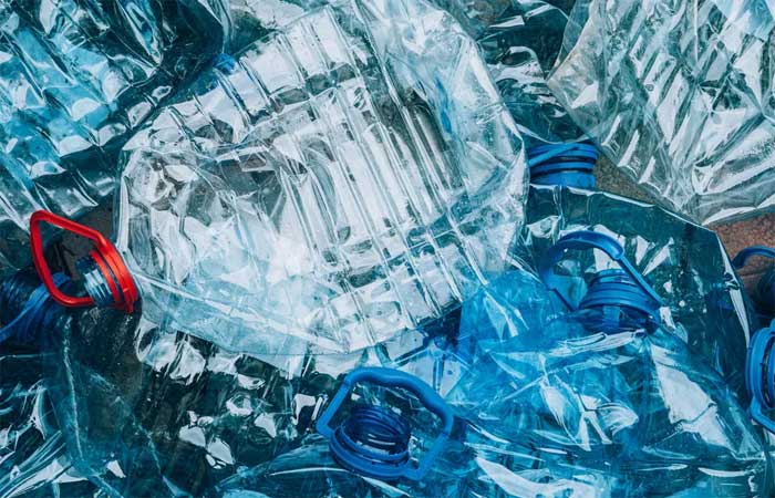 Reciclagem de plástico pode gerar substâncias nocivas à saúde, alerta relatório do Greenpeace