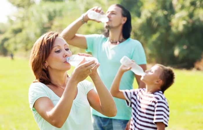 Beber água traz benefícios, mas em exagero pode criar sérios problemas