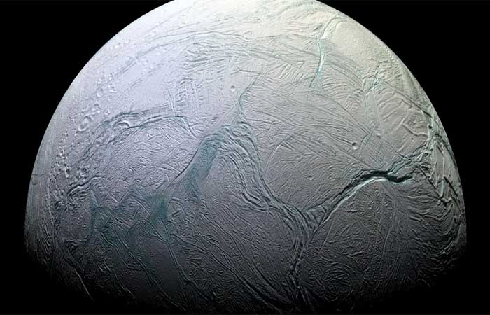 Encélado | Conheça a lua de Saturno em que foi encontrada água