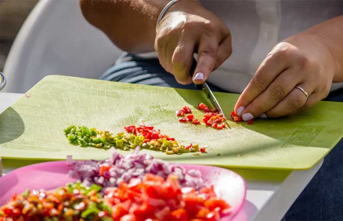 Tábuas de cozinha podem liberar micropartículas nos alimentos