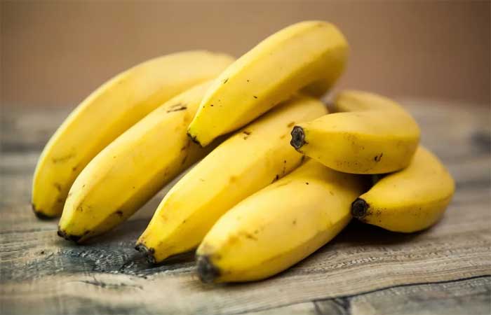 Chá de banana emagrece? Conheça 5 benefícios da infusão da fruta