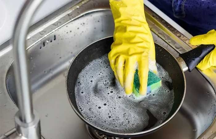 Esponja de cozinha pode ter mais bactérias que vaso sanitário; entenda e saiba quando trocar