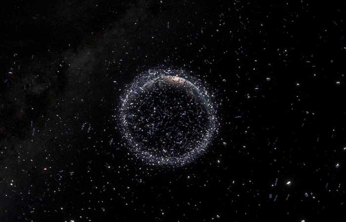 Pedaços de lixo espacial escapam de colisão em órbita por pouco