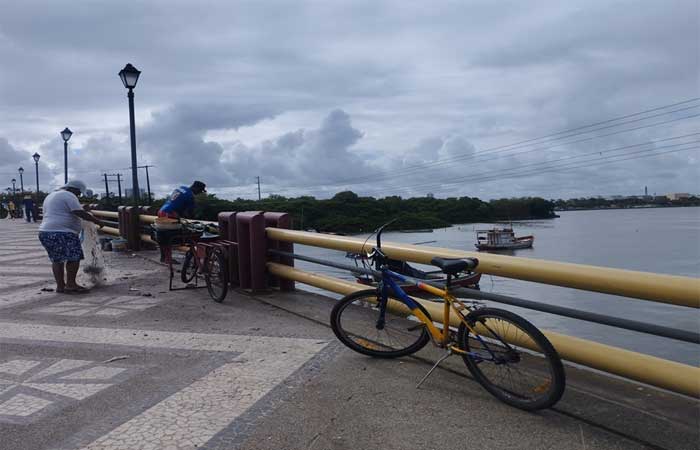 Dos portos aos morros: a face do racismo ambiental em Recife e Salvador