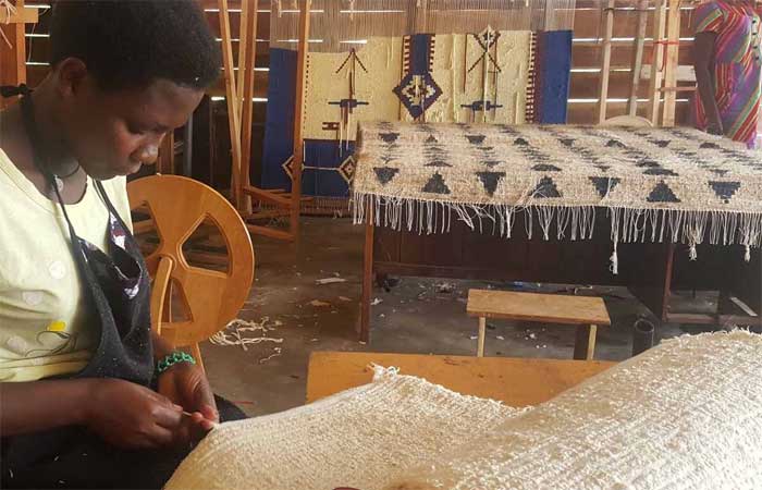“Transformo resíduos de banana em tapetes e esteiras”, o empresário ugandense que desafia a indústria de plásticos e materiais sintéticos