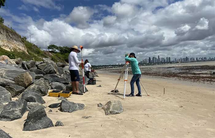 Pesquisadores investigam se enrocamento em barreira está reduzindo faixa de areia na praia de Cabo Branco