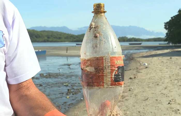Pescadores encontram na Baía de Guanabara garrafa plástica comemorativa da Copa