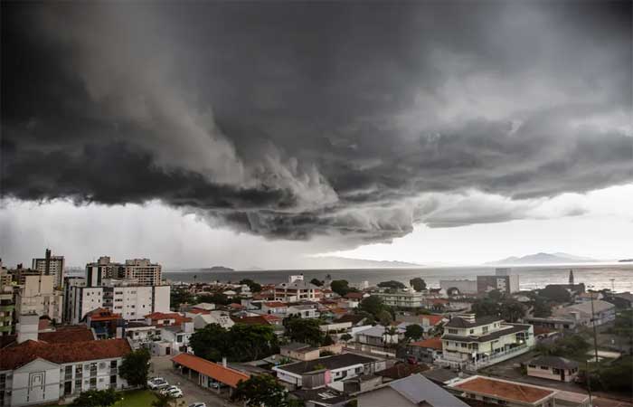 Maioria dos brasileiros sente medo de previsão de chuva intensa e julga que cidades não estão preparadas