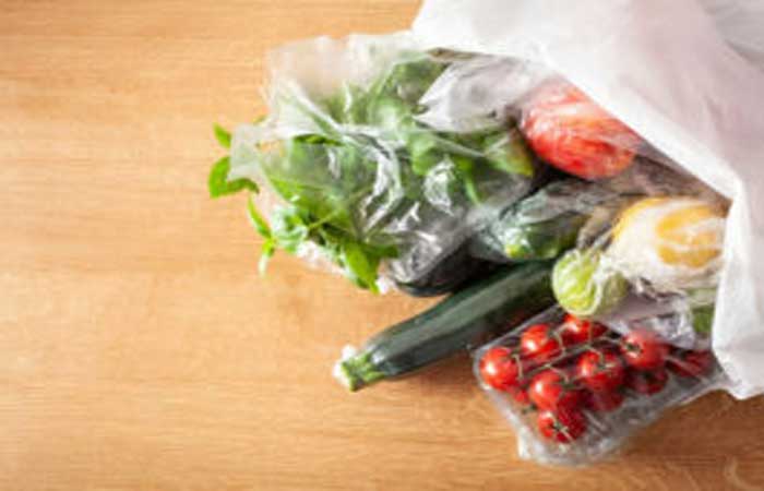 Grande parte de produtos com embalagens feitas de plástico “biodegradável” são uma farsa ecológica