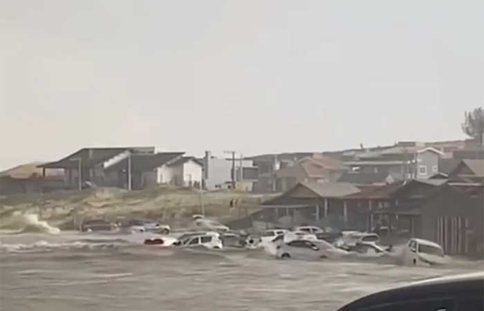 Tsunami meteorológico arrasta carros e assusta frequentadores de praia de SC: ‘Boiaram na maré’,