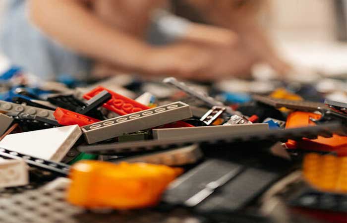 Lego desiste de produzir blocos de plástico reciclado e aposta no e-metanol para reduzir emissões de carbono