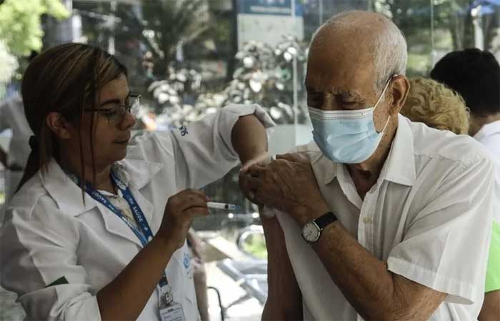 Ministério orienta dose extra da vacina bivalente para idosos e grupos de risco diante de nova variante