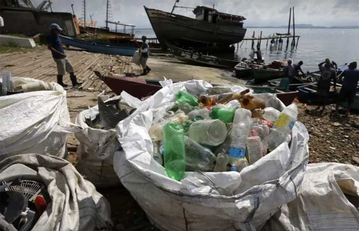 Em um mês, 10 toneladas de resíduos são retiradas da Baía de Guanabara