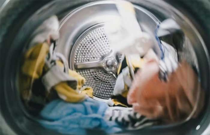 Lavar roupa é uma das maiores fontes de microplásticos: o que fazer para evitar?