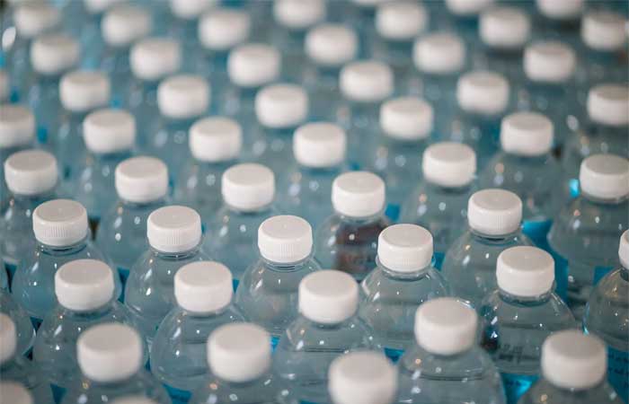 Análise identifica mais de 4 mil produtos químicos nocivos associados aos plásticos