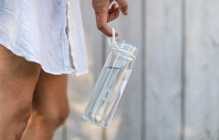 Garrafa reutilizável de plástico possui mais bactérias que um assento sanitário