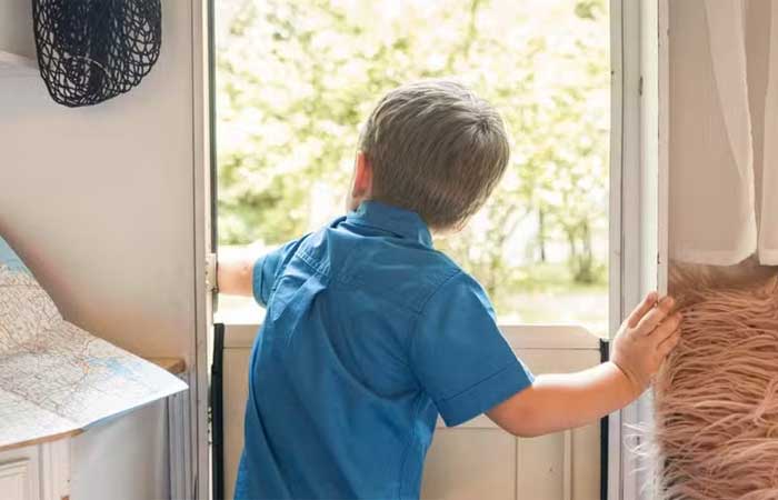 Abrir as janelas ajuda a melhorar a qualidade do ar dentro de casa?