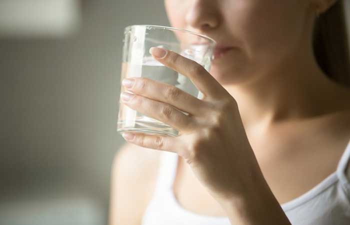 Beber água em jejum traz mais benefícios para a nossa saúde?
