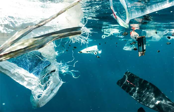 Há 100 vezes mais plástico no fundo do oceano do que na superfície, revela estudo