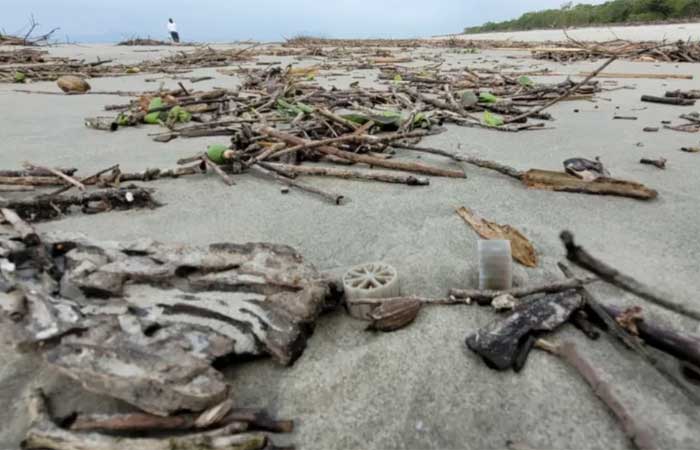 Peças plásticas de estações de tratamento de água chegam até praias do Paraná, mostra registro inédito