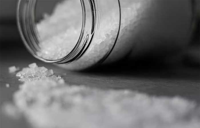 Médico explica como excesso de sal pode prejudicar seu microbioma