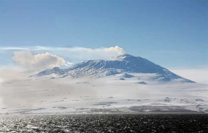 Vulcão ativo mais ao sul do planeta expele ouro