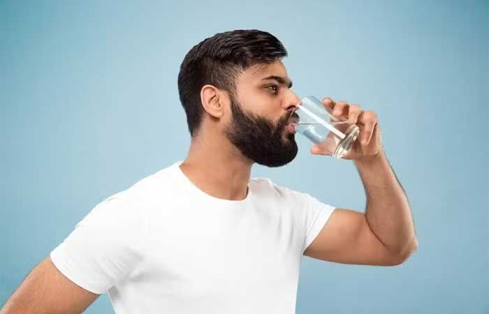 Beber água e continuar a sentir sede é normal? A ciência explica