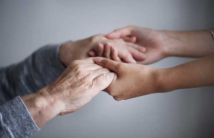 Lucidez terminal: por que muitas pessoas com demência ‘voltam’ antes de morrer?